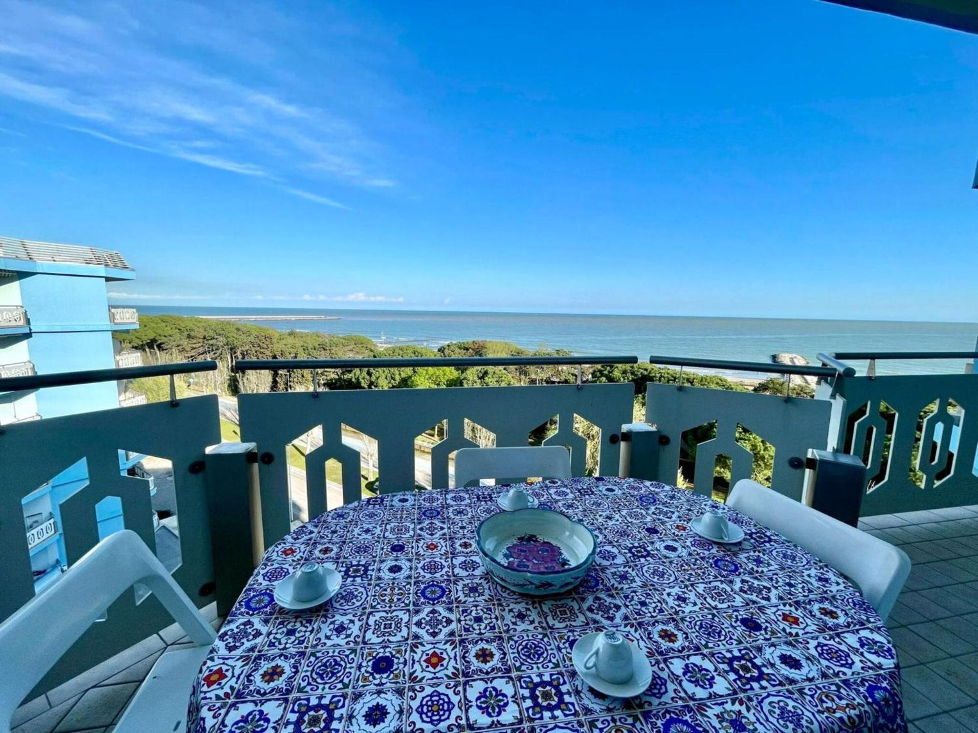 Apartament With Pool And Sea View By Beahost